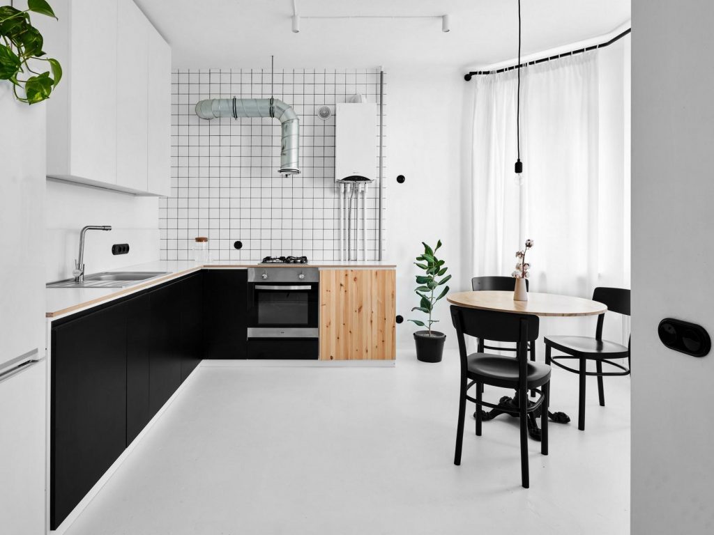 Monokróm minimalizmus fekete fehérben 42m2-en, fehér padló szokatlan technológiával, esztrich beton, csemperagasztó és festék kombinációjával