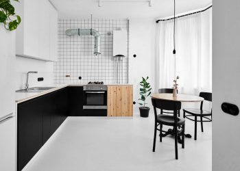 Monokróm minimalizmus fekete fehérben 42m2-en, fehér padló szokatlan technológiával, esztrich beton, csemperagasztó és festék kombinációjával