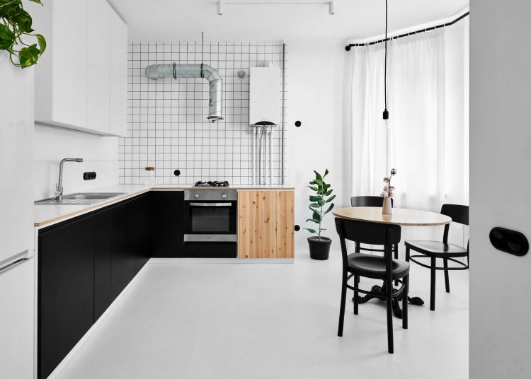 Monokróm minimalizmus fekete fehérben 42m2-en, fehér padló szokatlan technológiával, esztrich beton, csemperagasztó és festék kombinációjával