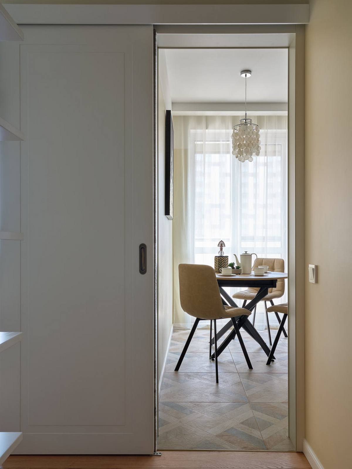 Kellemes, harmonikus enteriőr 33m2-en, visszafogott, nyugodt dekoráció és berendezés