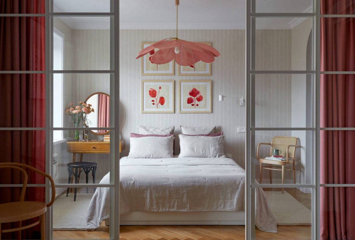 Divatos, szép korallszín lett a kiindulópont a 46m2-es lakás berendezéséhez és dekorációjához