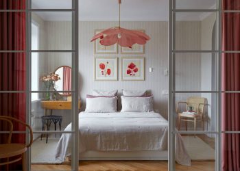 Divatos, szép korallszín lett a kiindulópont a 46m2-es lakás berendezéséhez és dekorációjához