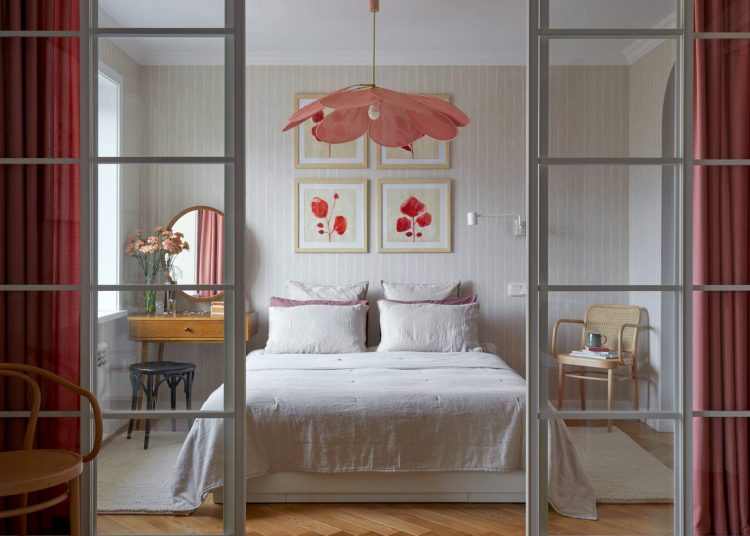 Divatos, szép korallszín lett a kiindulópont a 46m2-es lakás berendezéséhez és dekorációjához