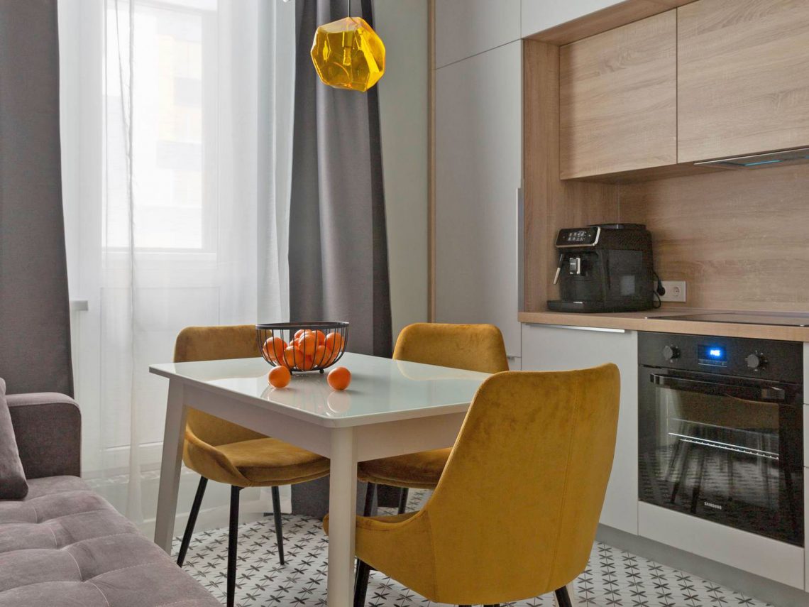 Egyetemista fiú új, 37m2-es otthona természetes, élénk színekkel, gardróbhelyiséggel