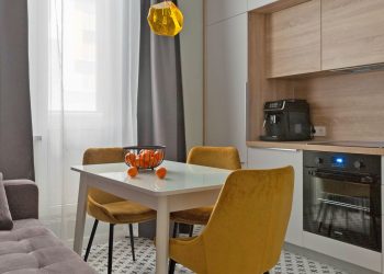 Egyetemista fiú új, 37m2-es otthona természetes, élénk színekkel, gardróbhelyiséggel