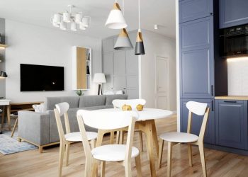 Fiatal család modern otthona szolid, praktikus skandináv stílusban berendezve