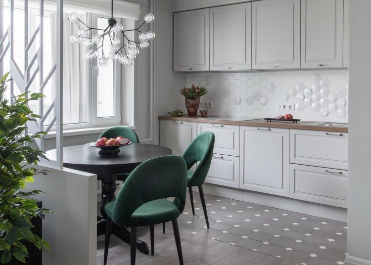 Fiatal hölgy 56m2-es lakása mély, világos, lágy és semleges színek kombinációjával