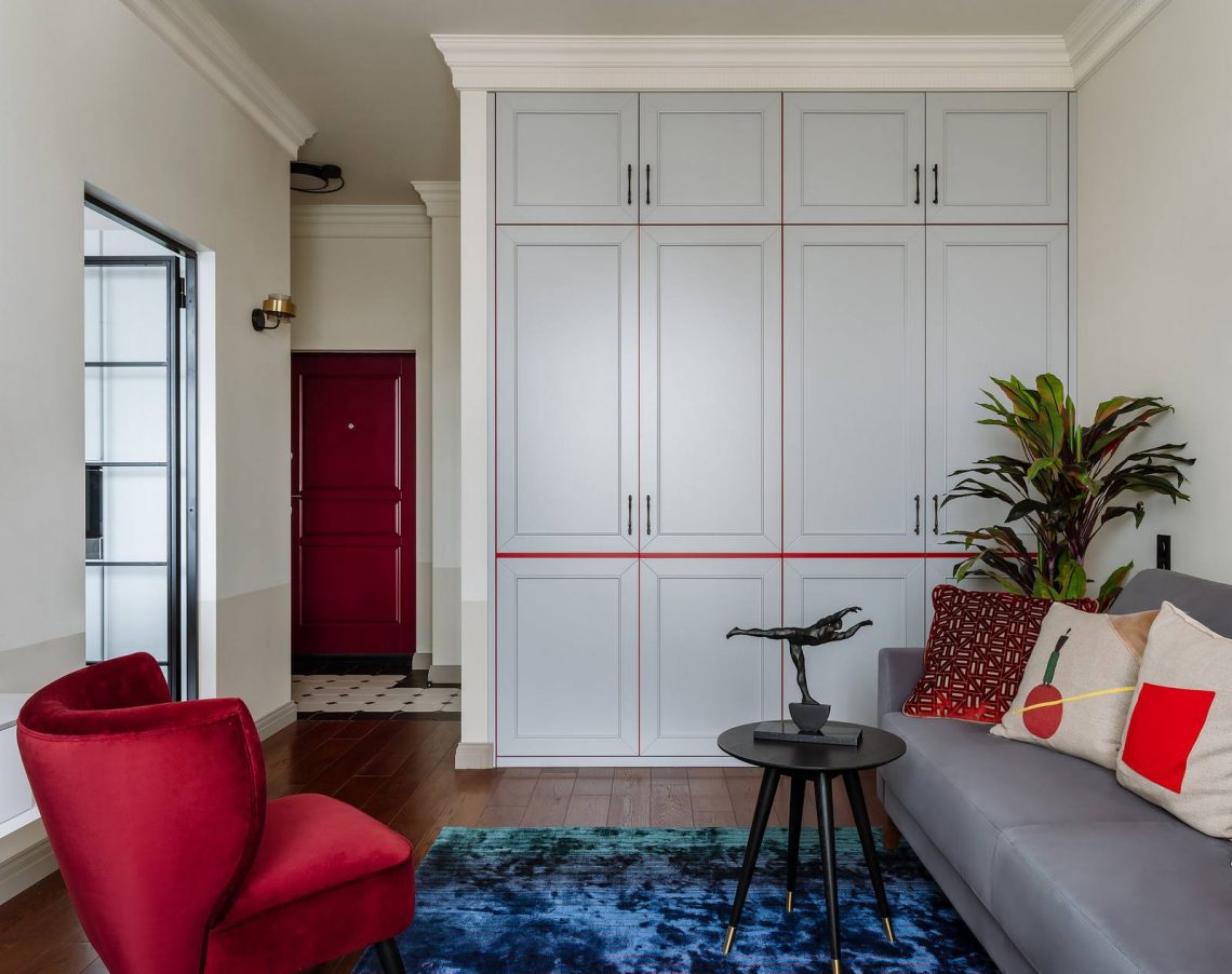 Ízléses, szép berendezés kiegészítőként piros árnyalatokkal 35m2-en - francia halszálka mintában lerakott csempe, portugál minta, márvány mozaik