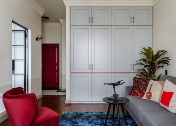 Ízléses, szép berendezés kiegészítőként piros árnyalatokkal 35m2-en - francia halszálka mintában lerakott csempe, portugál minta, márvány mozaik