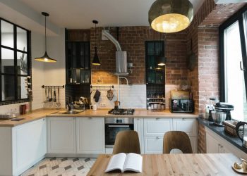 Kétszobás 60m2-es lakás öreg téglaházban ablakos fürdőszobával, üvegezett térelválasztással