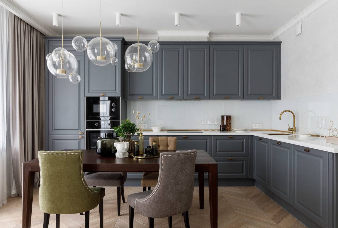 Klasszikus, modern és antik stílusok összhangja fiatal nő tágas, háromszobás lakásában