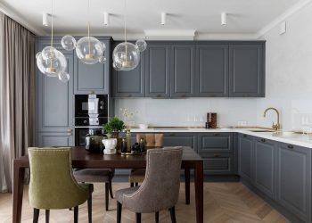 Klasszikus, modern és antik stílusok összhangja fiatal nő tágas, háromszobás lakásában