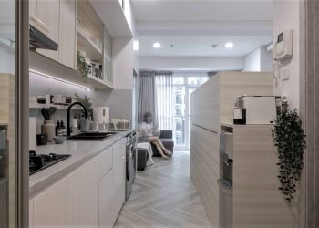 Minigarzon sok tárolóhellyel épített galéria-bútorral, kompakt, multifunkciós megoldásokkal 27m2-en