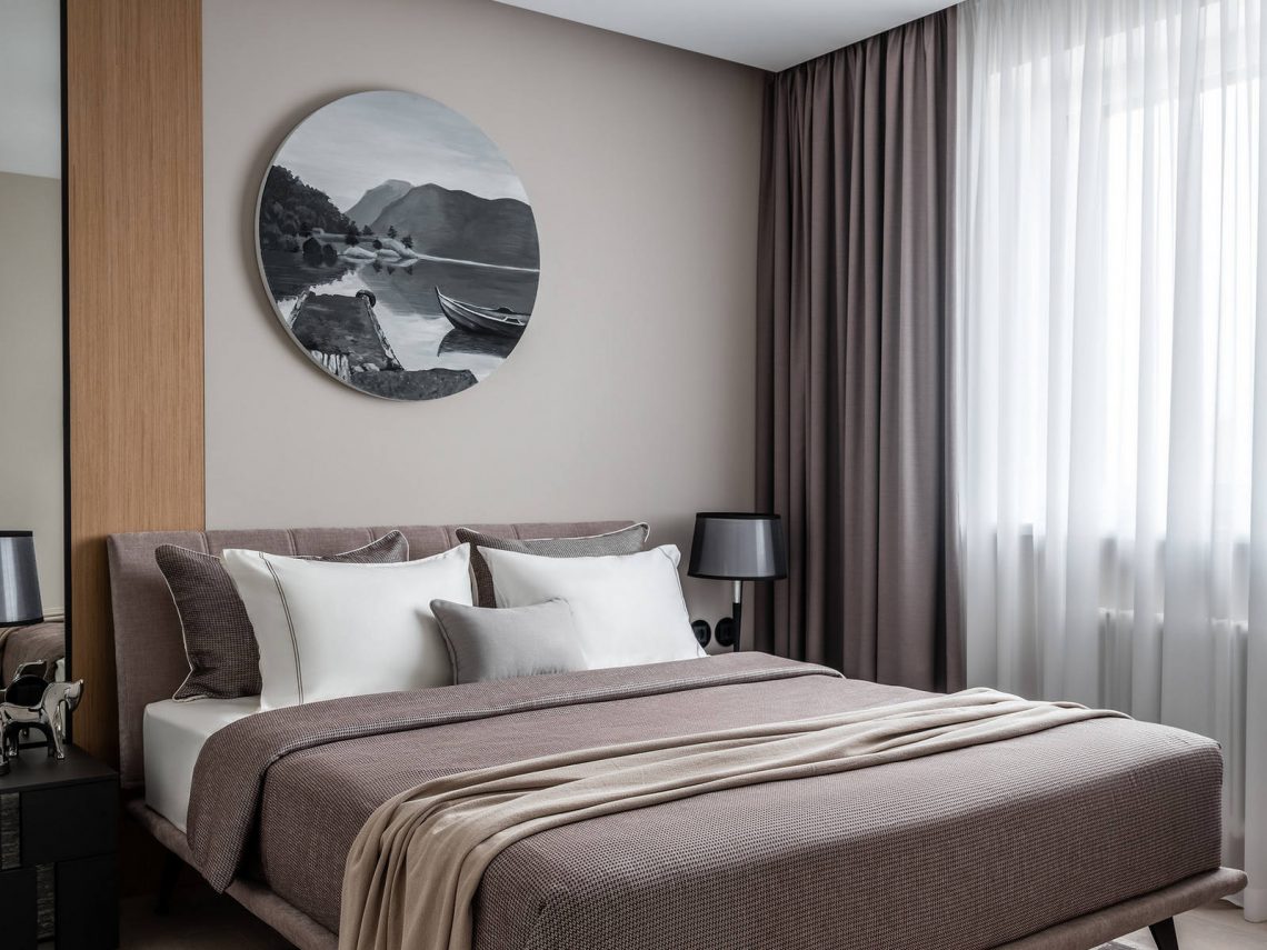 Otthonos minimalista enteriőr fiatal férfi 60m2-es, kényelmesre hangolt kétszobás lakásában