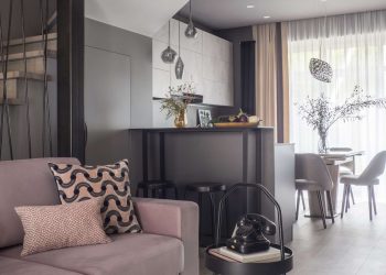 Sorházi lakás a szürke árnyalatait szépen, ízlésesen használva a dekorációban