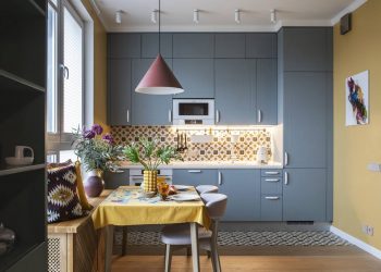 Vidám hangulatú, szokatlan színösszeállítás fiatal család 58m2-es otthonában