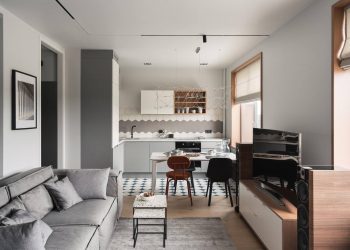 Fiatal férfi 37m2-es lakása modern világítással, belső panoráma ablakos, megemelt hálószobával