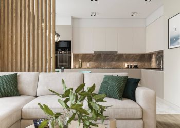 Letisztult, praktikus terek egy 4 szobás, 93m2-es lakásban - természetes színek, fa és kő textúrák