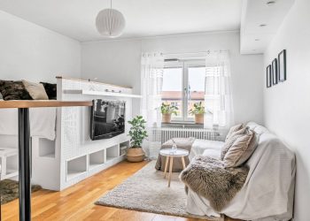 Ügyes helykihasználás kis lakásban, ágy, TV fal és tárolóhelyek egy bútorban kialakítva