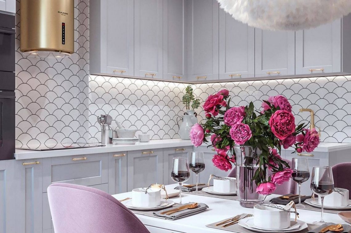 Semleges árnyalatok és szép, nőies színek elegáns összhangja fiatal hölgy otthonában