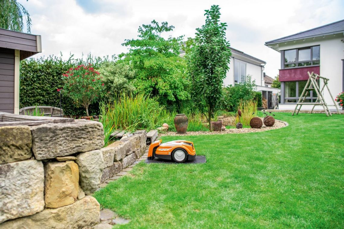 Miért éri meg robotfűnyírót vásárolni? Segítségükkel egész évben tökéletes lehet a gyep a kertünkben