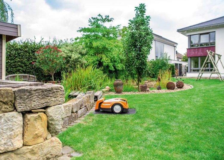 Miért éri meg robotfűnyírót vásárolni? Segítségükkel egész évben tökéletes lehet a gyep a kertünkben
