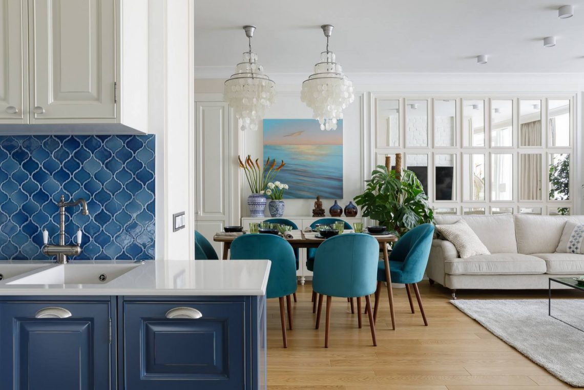 Kétgyermekes család tágas otthona érdekes részletekkel, négyszobás lakás színekkel, tapétákkal