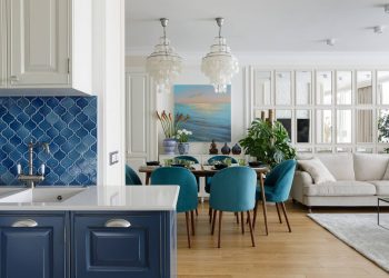 Kétgyermekes család tágas otthona érdekes részletekkel, négyszobás lakás színekkel, tapétákkal