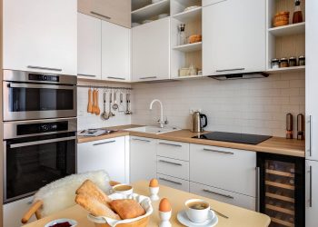 Anya és gyermeke 60m2-es, háromszobás lakásban - egyszerű, ízléses berendezés, nyugodt bézs alapszín