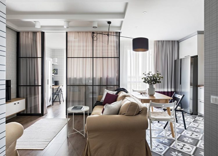 Gyermeket még nem tervező fiatal pár 45m2-es lakásának kialakítása, üvegfallal leválasztott hálóval