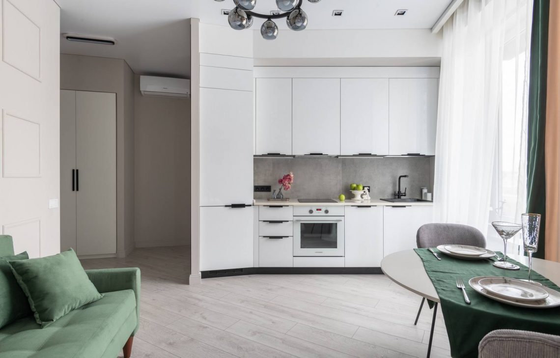 Szabálytalan alakú kis 32m2-es lakás berendezése modern, új építésű társasházban