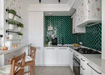 Szép lakásberendezés 69m2-en drága anyagok nélkül is, háromszobás otthon fehér és zöld színekkel, növényi mintákkal