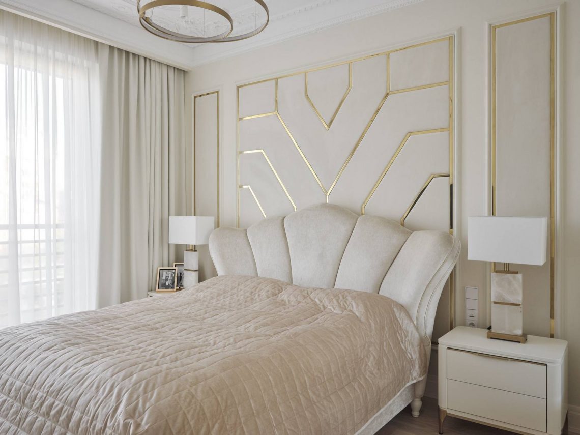 Tiszta fehér, szép burkolatok és sárgaréz kiegészítők elegáns kombinációja hölgy 95m2-es, kétszobás lakásában