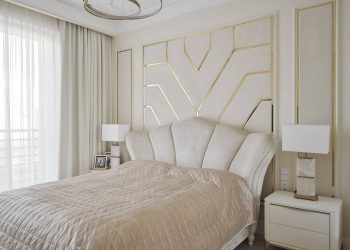 Tiszta fehér, szép burkolatok és sárgaréz kiegészítők elegáns kombinációja hölgy 95m2-es, kétszobás lakásában