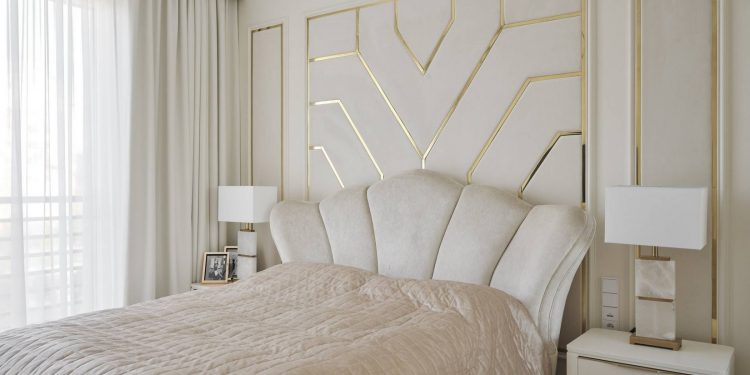 Tiszta fehér, szép burkolatok és sárgaréz kiegészítők elegáns kombinációja hölgy 95m2-es, kétszobás lakásában