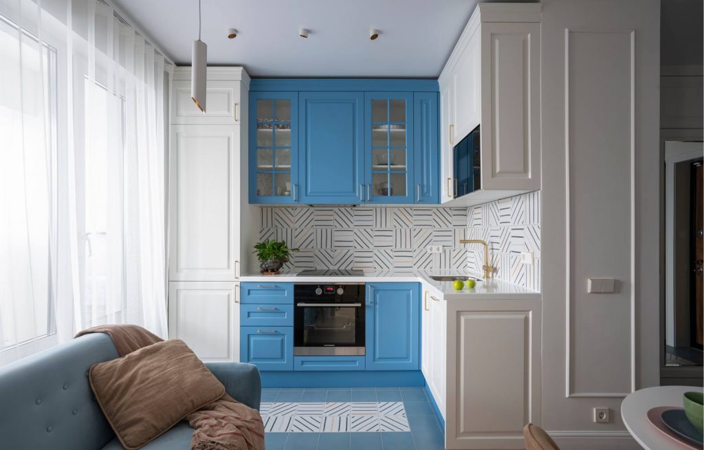 Trendi burkolatok és kék-fehér konyha egy bájos kis 39m2-es lakásban