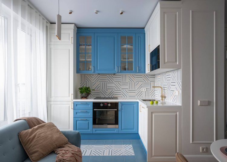 Trendi burkolatok és kék-fehér konyha egy bájos kis 39m2-es lakásban
