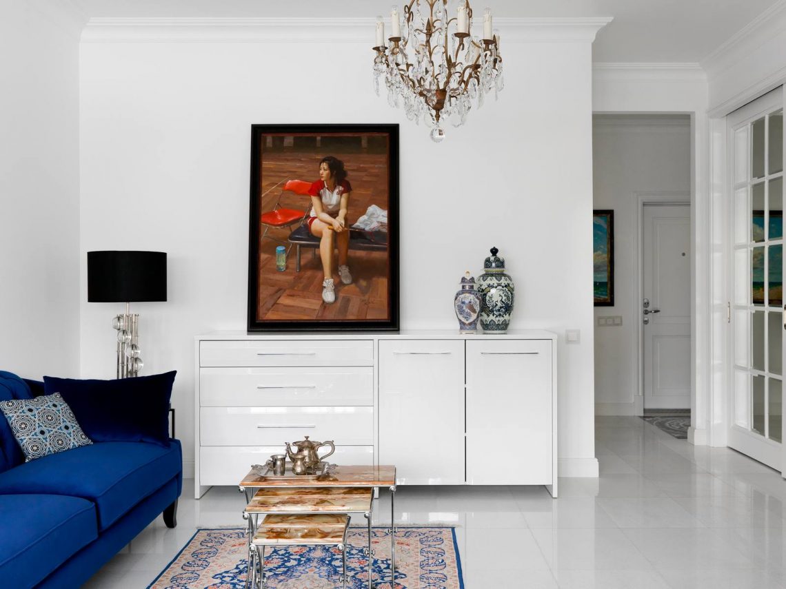 A fehér szín szépsége 53m2-en, lakás rejtett konyhával és különböző lakberendezési stílusok kombinációjával