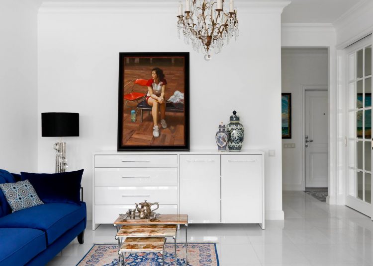 A fehér szín szépsége 53m2-en, lakás rejtett konyhával és különböző lakberendezési stílusok kombinációjával