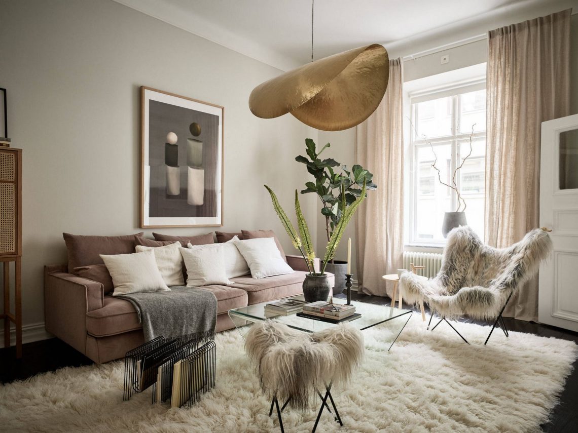 Fekete fa padló és lágy, nőies dekoráció egy kellemesen berendezett, 85m2-es lakásban