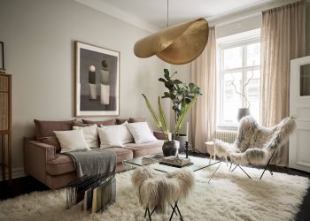 Fekete fa padló és lágy, nőies dekoráció egy kellemesen berendezett, 85m2-es lakásban