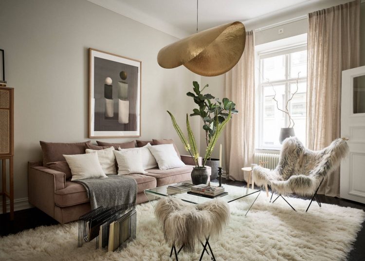 Fekete fa padló és lágy, nőies dekoráció egy kellemesen berendezett, 85m2-es lakásban