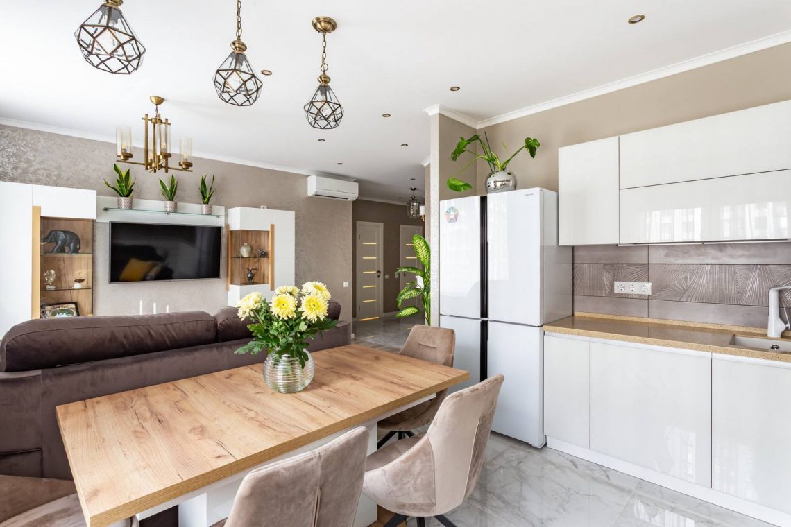 Hogyan rendezkedett be egy család 76m2-en, új építésű lakásban - kényelmes elosztás, stílusos berendezés