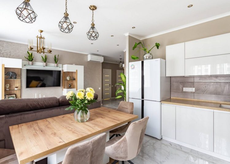 Hogyan rendezkedett be egy család 76m2-en, új építésű lakásban - kényelmes elosztás, stílusos berendezés