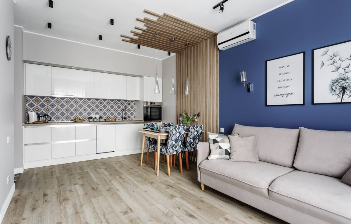 Kézzel festett faldekoráció a hálószobában, szép kék kiegészítő színek egy 43m2-es lakásban