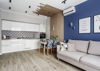 Kézzel festett faldekoráció a hálószobában, szép kék kiegészítő színek egy 43m2-es lakásban