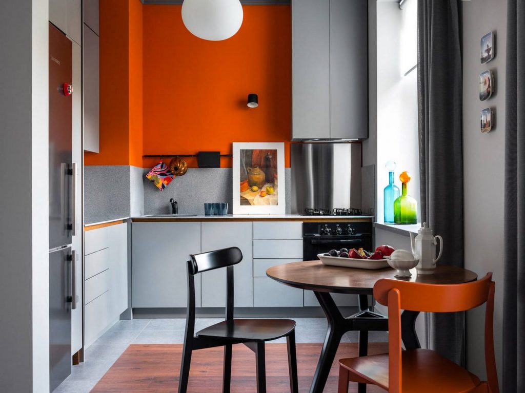 Meleg narancsszín a konyhában, szürke a nappaliban, mély kék a hálószobában, 50m2-es, kétszobás lakás