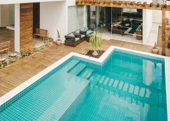 A medence világítás szerepe a kerti hangulatvilágításban