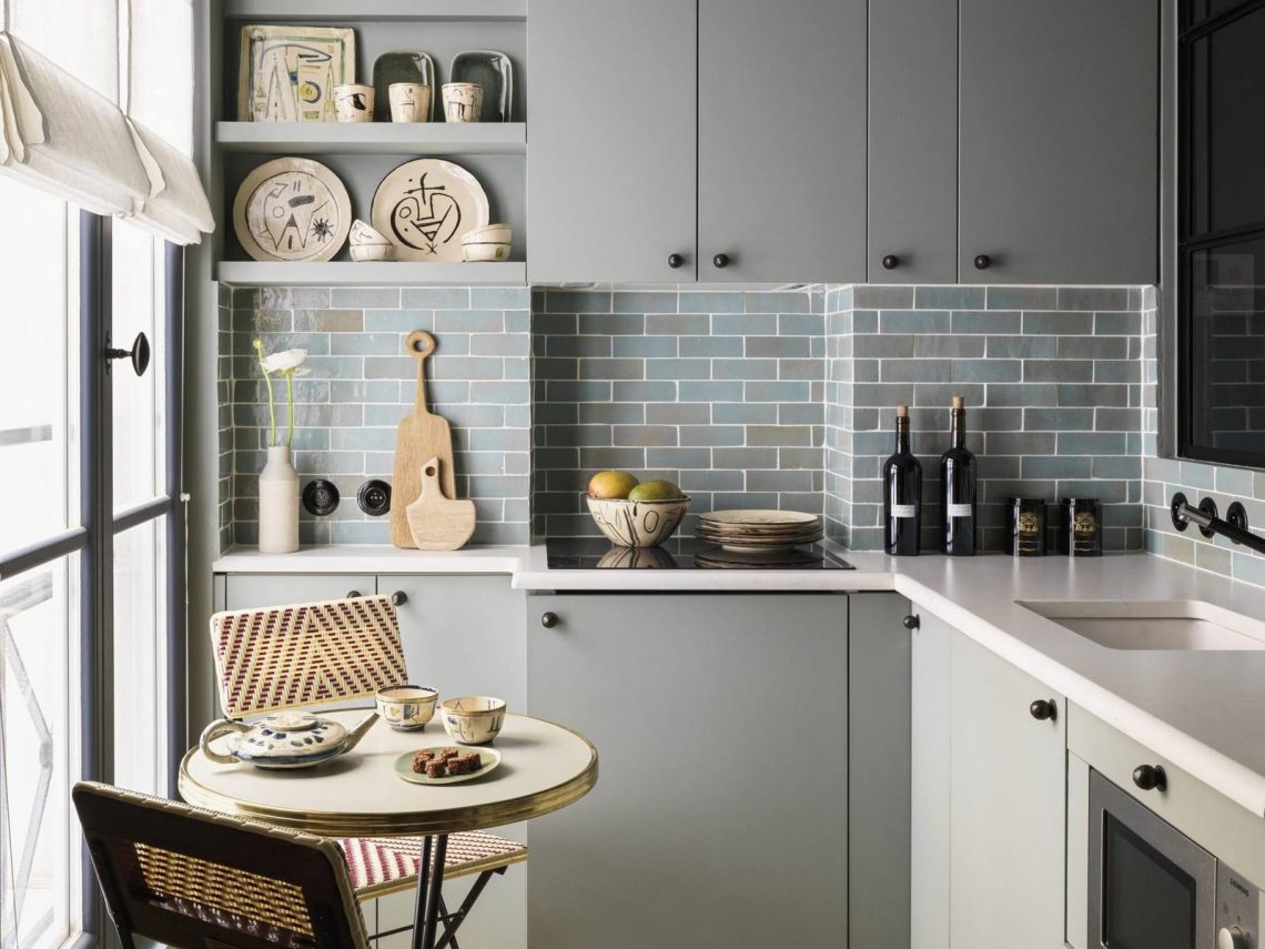 Csodák kis terekben: 25m2-es lakás szobákra osztva, hangulatos berendezés és színek, belső ablakok