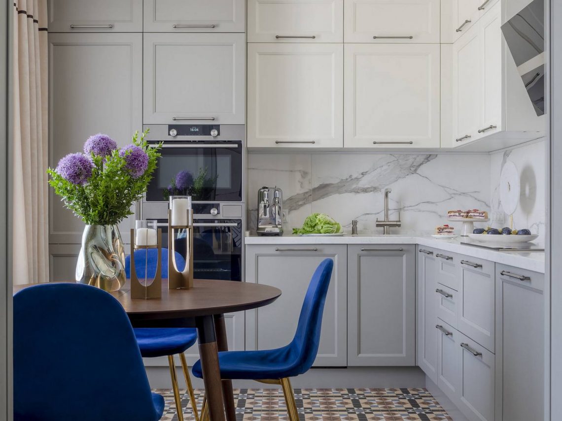 Háromszobás lakás berendezése négyfős családnak elegánsan adagolt királykék részletekkel